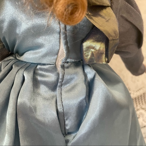 Elegant Doll with detailed Dress - Picture 6 of 10